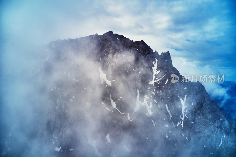 云海中的天山