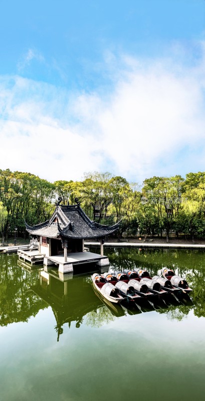 绍兴柯岩中式水榭与停泊船只景观