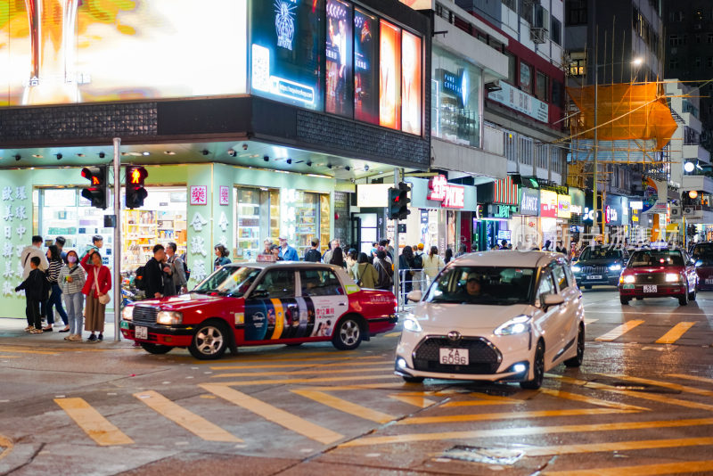 香港街头夜晚的出租车与车辆