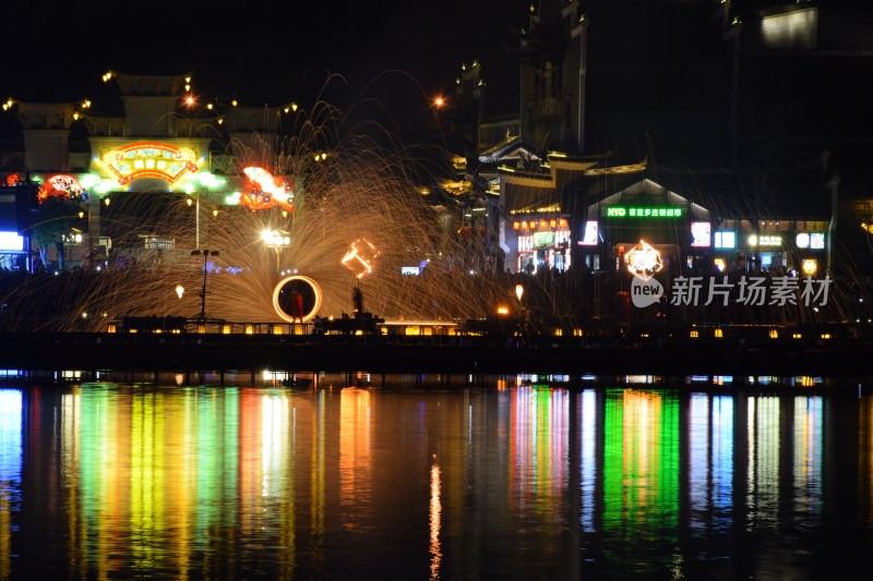 长沙铜官窑夜间湖边打铁花景观