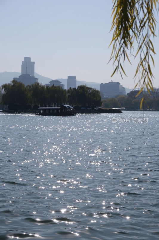 湖面波光粼粼及远处城市景观