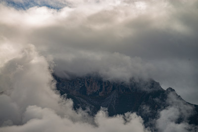 云雾中的森林山峰虎头山