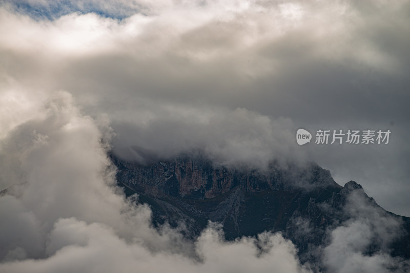 云雾中的森林山峰虎头山