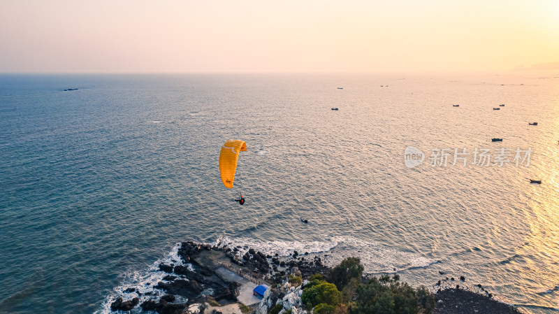 海上滑翔伞运动的壮丽景象