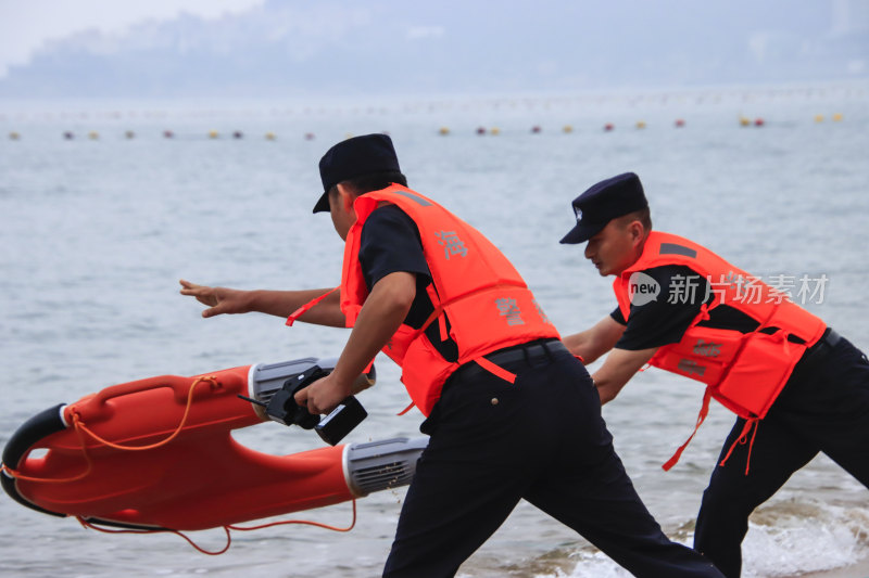 威海海岸警察在海水浴场演练近岸救援技能