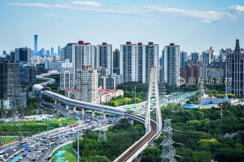 北京立水桥城市高架桥上车辆川流不息的景象