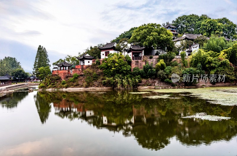 黄冈东坡赤壁湖边中式古建筑风景