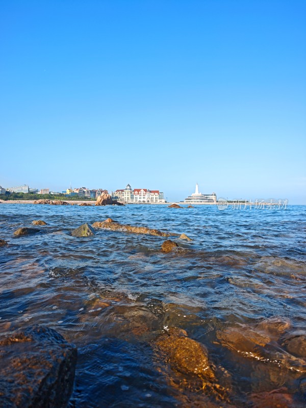 青岛海边礁石与远处建筑景观