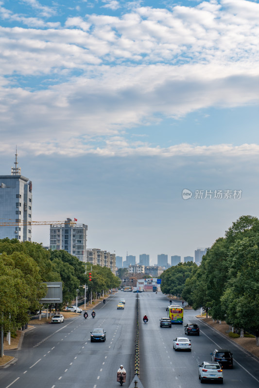 宽阔城市道路车辆行驶风景