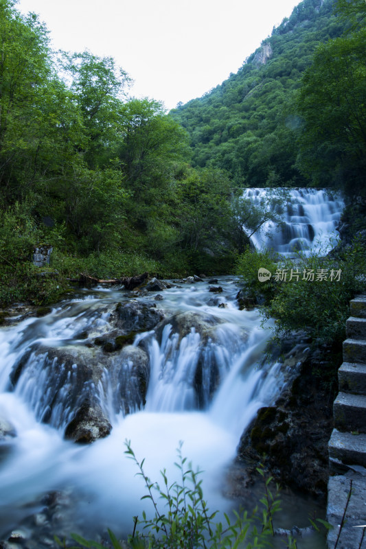 山林间的瀑布流水景观