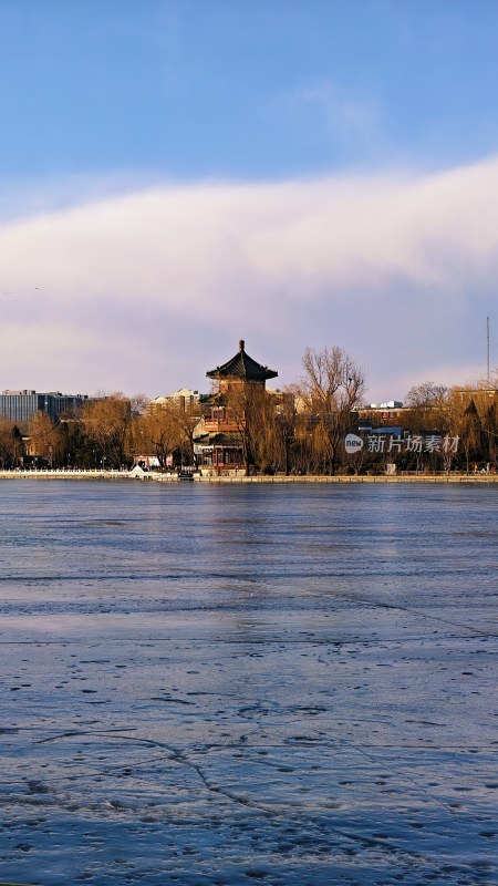 冬季湖面与远处古建筑景观