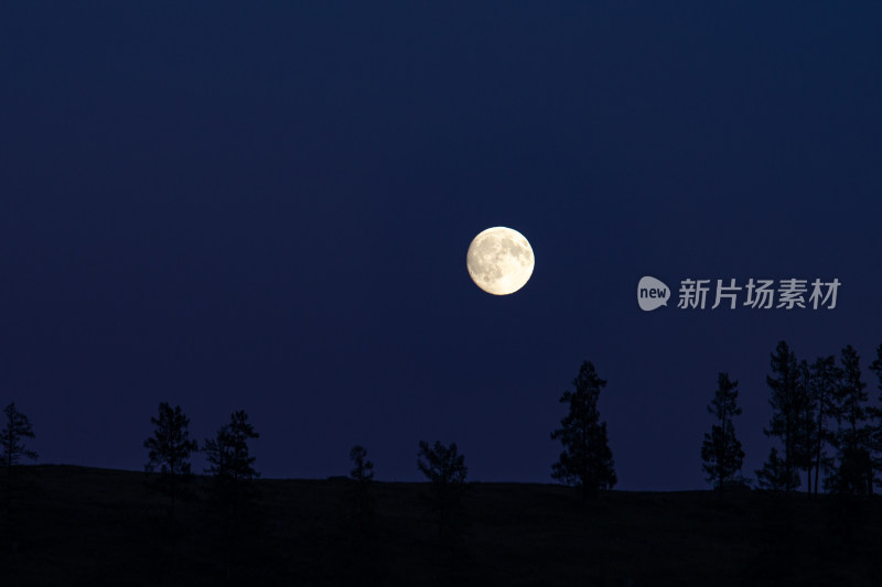 新疆夜晚的月亮
