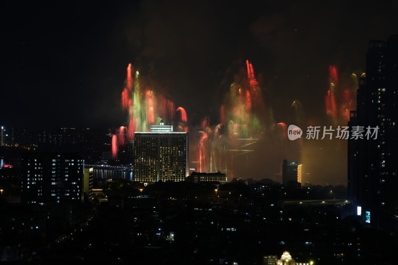 城市夜空下绚烂多彩的烟花盛宴