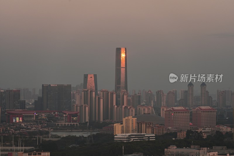 城市建筑群中的高耸摩天大楼全景