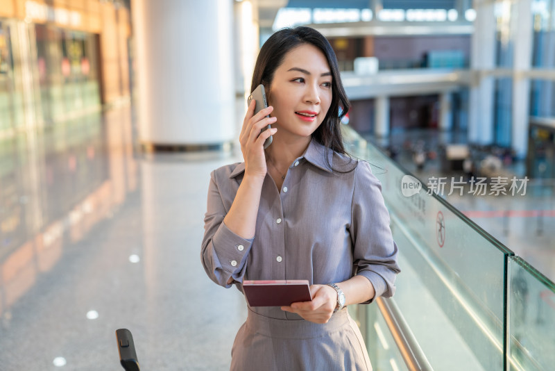 商务女士在机场打电话