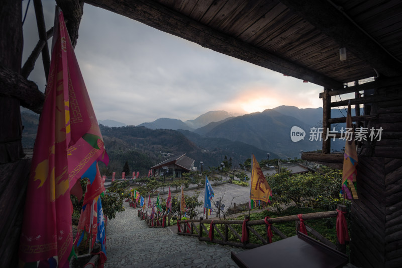 山间木屋观景台赏壮丽山景