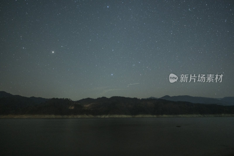 星空下的山峦湖泊静谧夜景