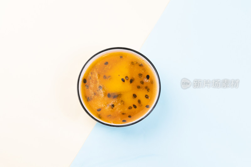 碗装百香果饮品俯拍图
