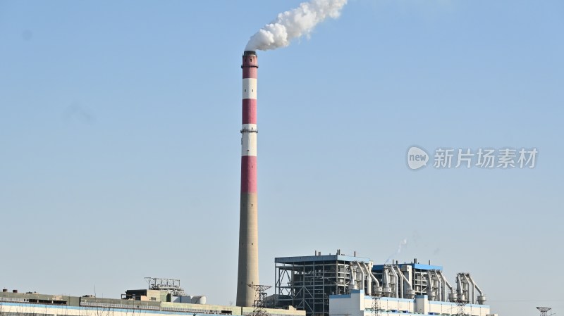 环境污染蓝天下工厂烟囱冒烟