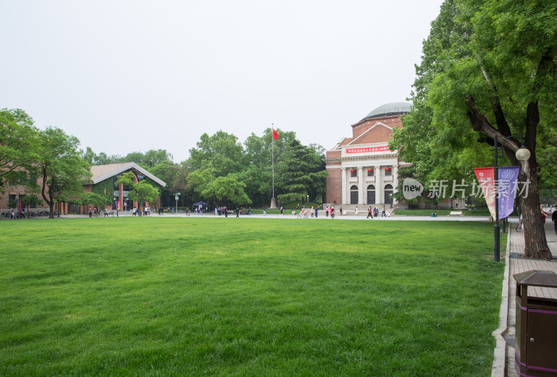 清华大学校园教学楼和草坪