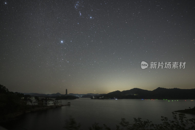 星空下的湖泊与山峦夜景