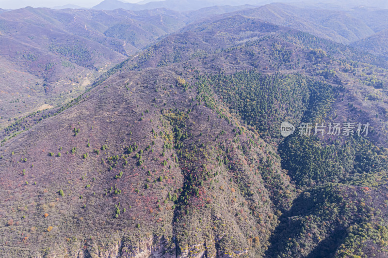 河南三门峡连绵山峰自然风光航拍摄影配图