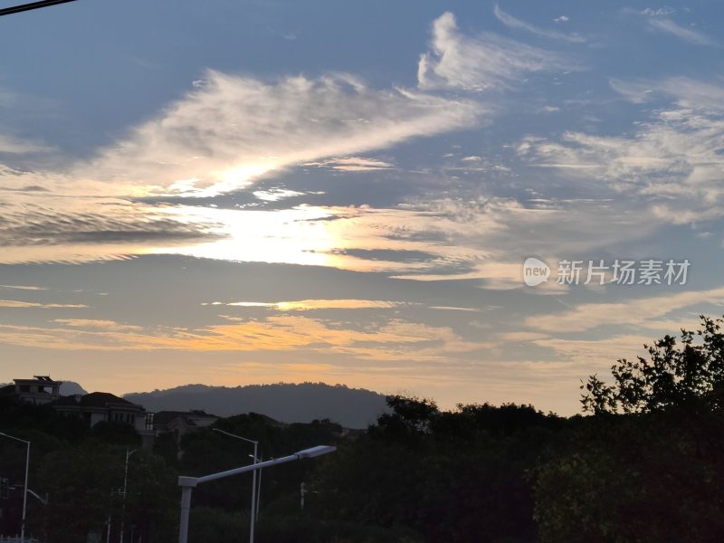 日出时分的天空与山下的城市景观