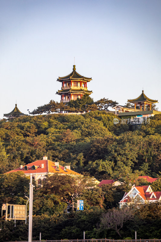 青岛小鱼山第一海水浴场汇红瓦绿树碧海蓝天