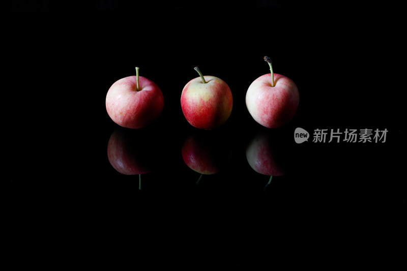 倒影板上的几个新鲜水果苹果的特写
