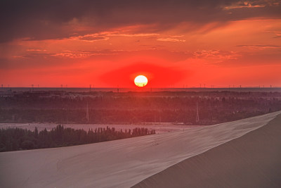 甘肃敦煌月牙泉鸣沙山夕阳落日景观