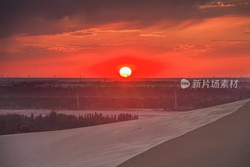 甘肃敦煌月牙泉鸣沙山夕阳落日景观