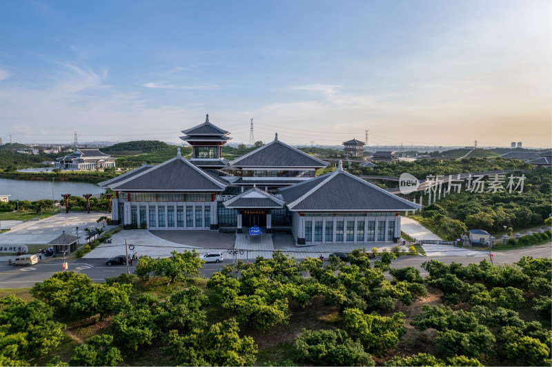 航拍特色建筑与周边绿地景观全景