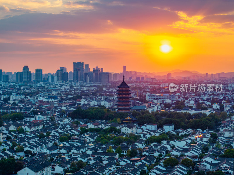 航拍夕阳下苏州古城区北寺塔高新区同框