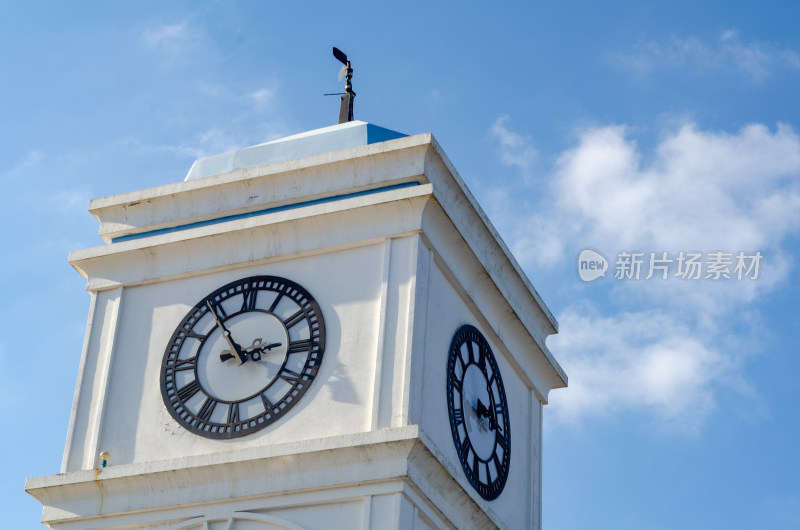 上海市浦东新区临港新城滴水湖的白色钟楼