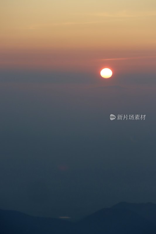 泰山日出/凌晨五点的圆日