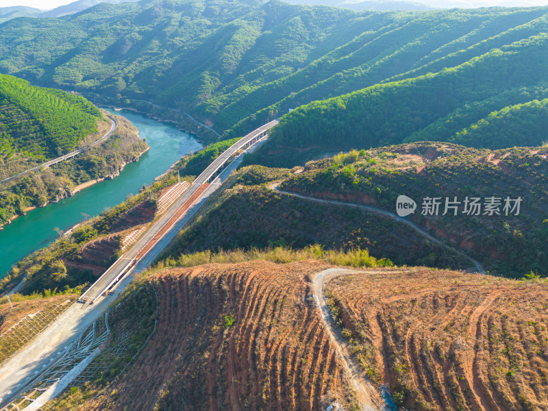 航拍澜沧江和旁边的蜿蜒公路