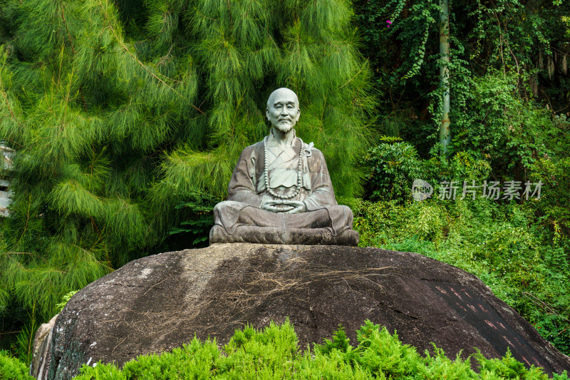 福建泉州市清源山弘一法师李叔同的雕像