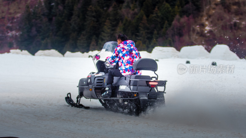冬天雪地摩托车