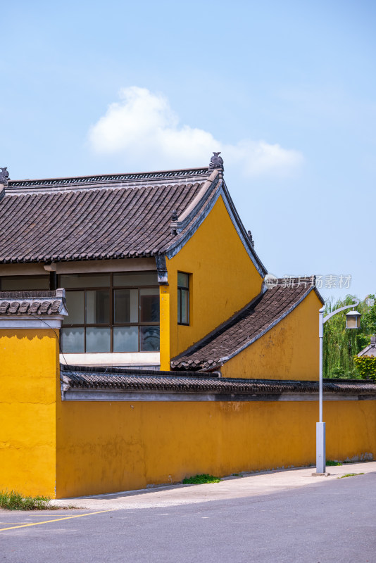 江苏扬州市观音禅寺黄墙建筑风景