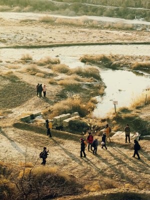 户外河畔人群休闲漫步场景