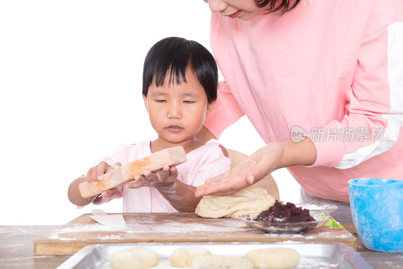 中国年轻妈妈在教孩子如何制作月饼