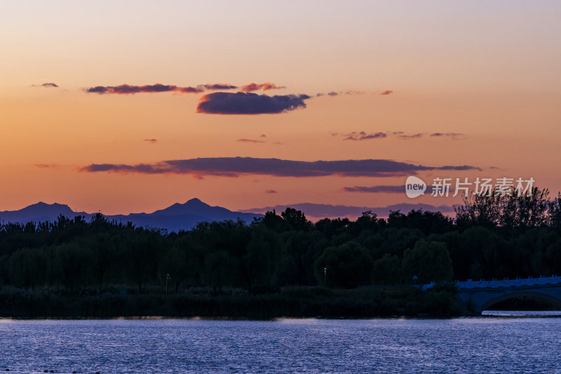 夕阳下的山水风景