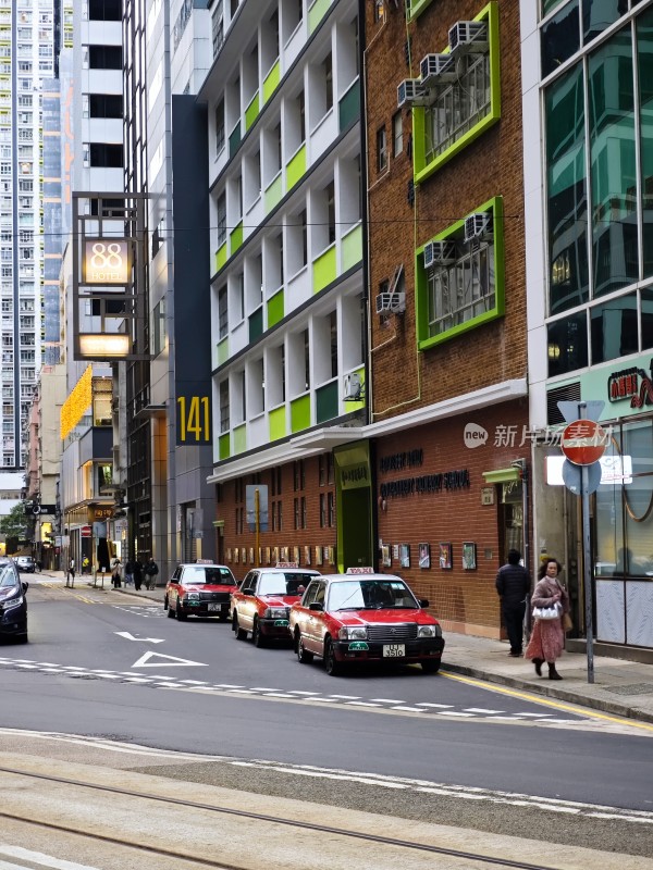 香港街边建筑旁有出租车的城市街道