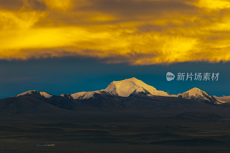 晚霞下的喜马拉雅卓木玉莫雪山