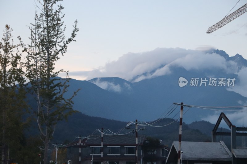 山间云雾缭绕的自然美景