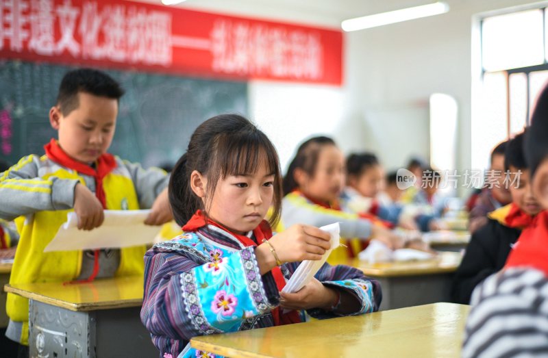 学校校园小学室内扎染扎染课堂