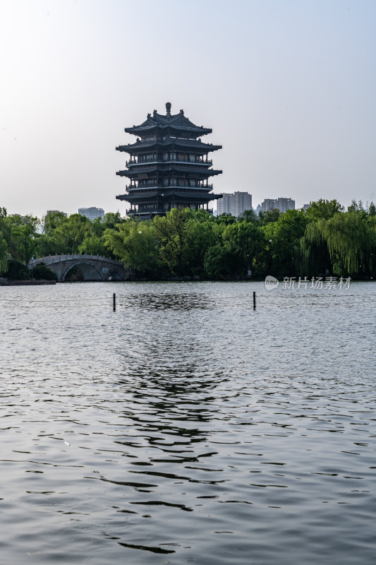 山东济南大明湖风景区黄昏日落景观