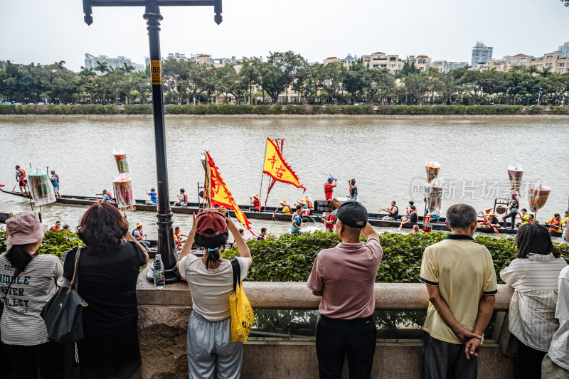 中国广东省广州越秀寺右龙舟举行采青仪式