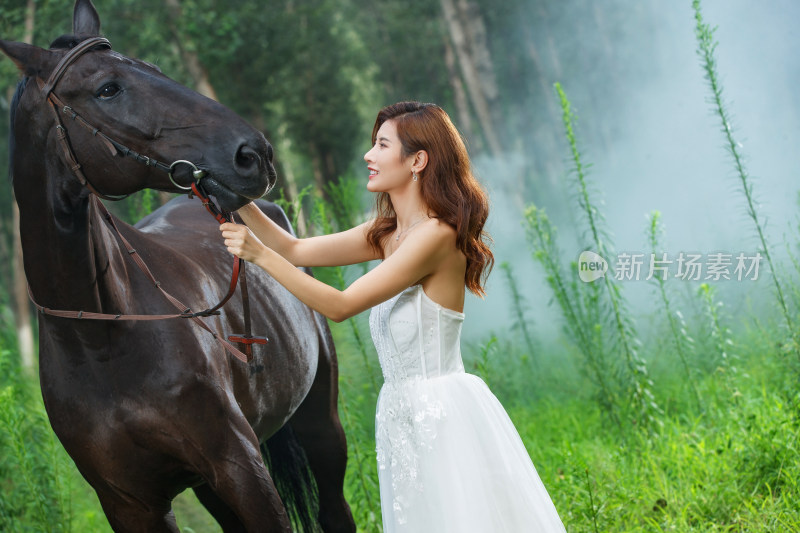 漂亮的青年女人和马