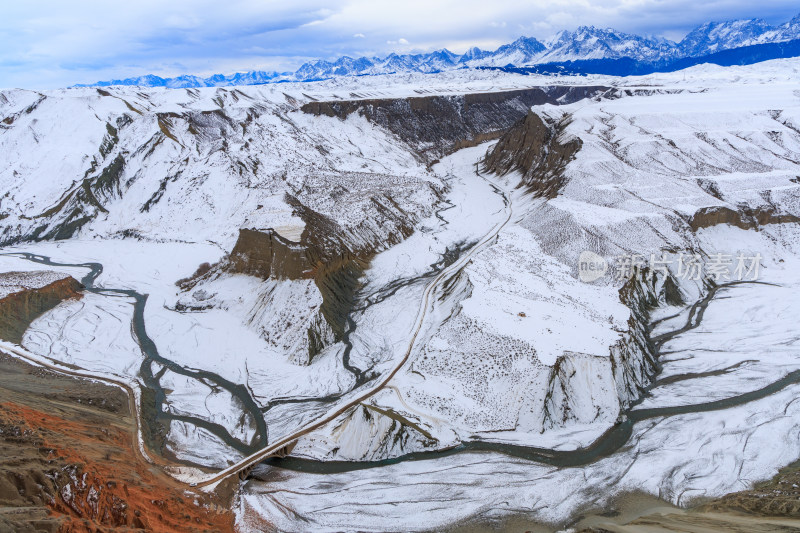 航拍新疆冬季安集海大峡谷雪景雪山山脉河流